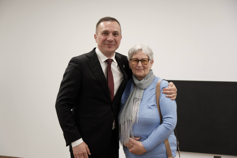 Seniorzy z kartami wstępu do Pałacu Marianny Orańskiej. „To miejsce należy do Was”