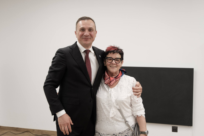 Seniorzy z kartami wstępu do Pałacu Marianny Orańskiej. „To miejsce należy do Was”