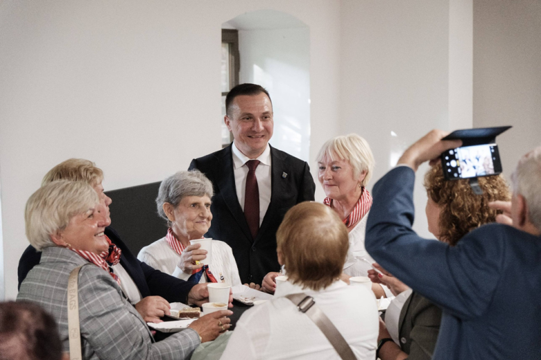Seniorzy z kartami wstępu do Pałacu Marianny Orańskiej. „To miejsce należy do Was”