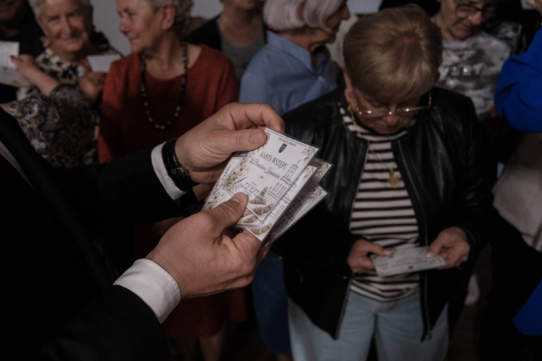Seniorzy z kartami wstępu do Pałacu Marianny Orańskiej. „To miejsce należy do Was”