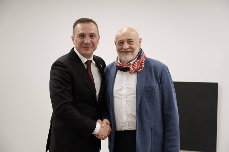 Seniorzy z kartami wstępu do Pałacu Marianny Orańskiej. „To miejsce należy do Was”