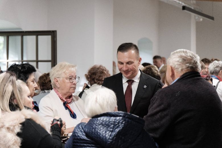 Seniorzy z kartami wstępu do Pałacu Marianny Orańskiej. „To miejsce należy do Was”