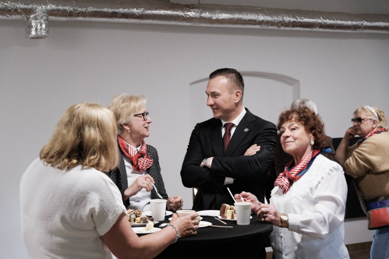 Seniorzy z kartami wstępu do Pałacu Marianny Orańskiej. „To miejsce należy do Was”