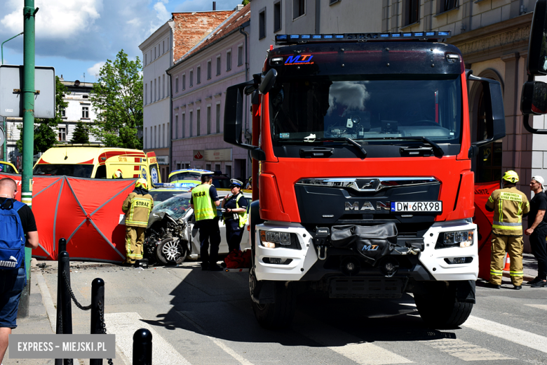 Tragiczny wypadek w Ząbkowicach Śląskich: Fiat uderzył w budynek, zginęła 73-letnia kobieta