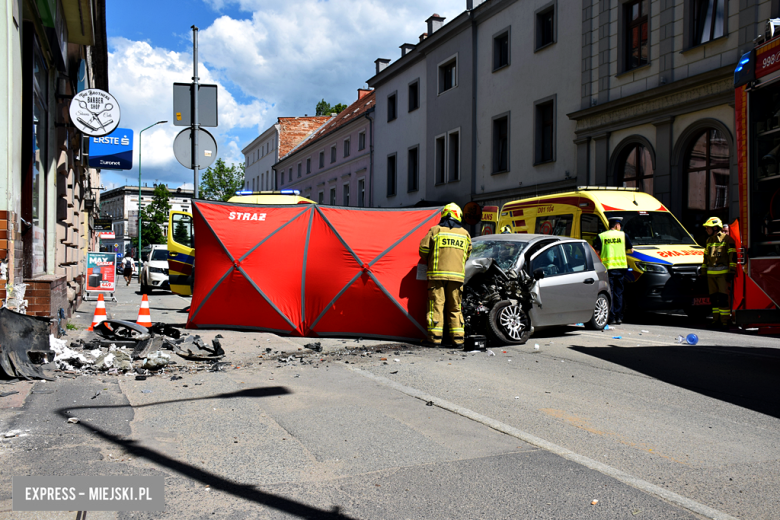 Tragiczny wypadek w Ząbkowicach Śląskich: Fiat uderzył w budynek, zginęła 73-letnia kobieta