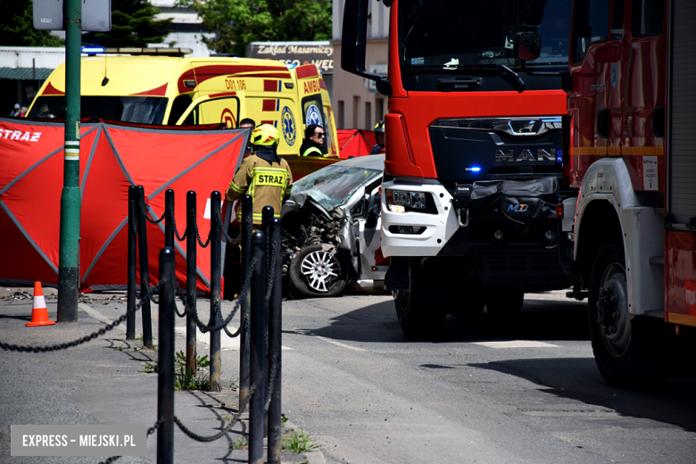 Tragiczny wypadek w Ząbkowicach Śląskich: Fiat uderzył w budynek, zginęła 73-letnia kobieta
