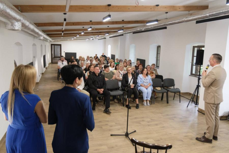 Koła Gospodyń Wiejskich z kartami wstępu do Pałacu Marianny Orańskiej