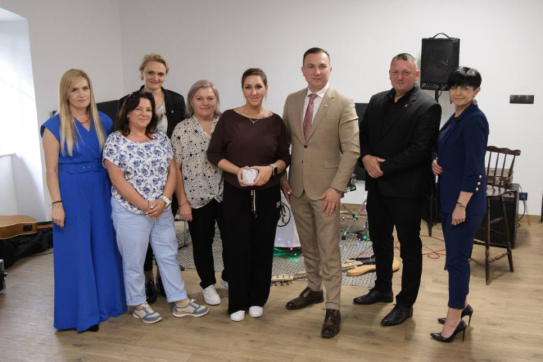 Koła Gospodyń Wiejskich z kartami wstępu do Pałacu Marianny Orańskiej