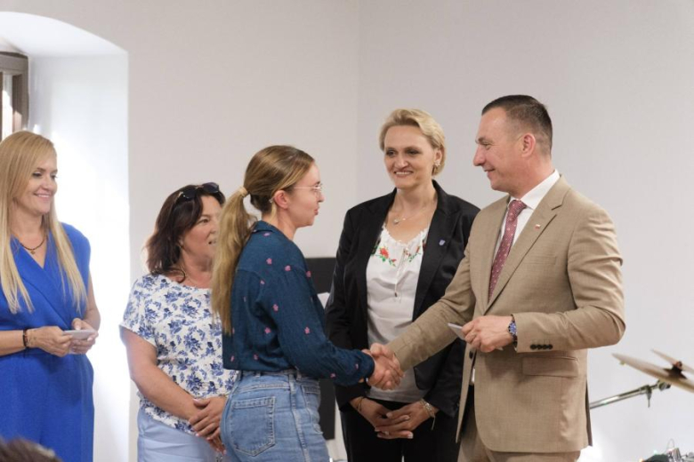 Koła Gospodyń Wiejskich z kartami wstępu do Pałacu Marianny Orańskiej
