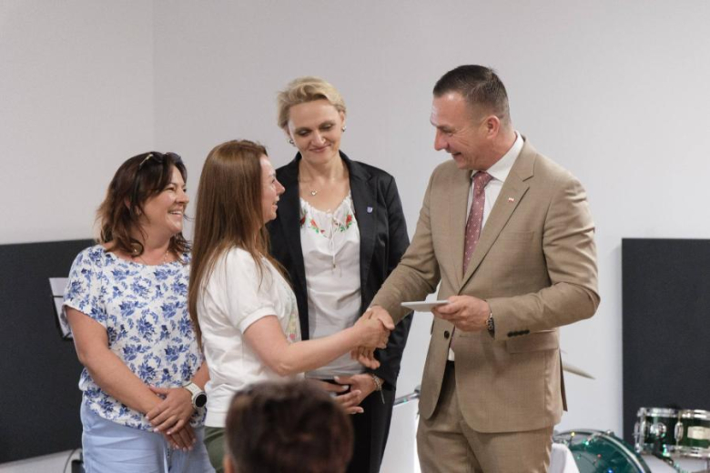 Koła Gospodyń Wiejskich z kartami wstępu do Pałacu Marianny Orańskiej