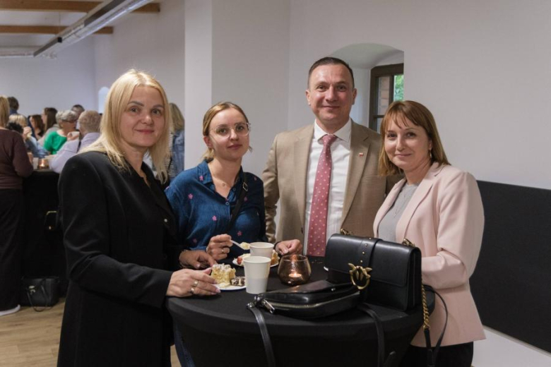 Koła Gospodyń Wiejskich z kartami wstępu do Pałacu Marianny Orańskiej