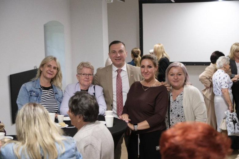 Koła Gospodyń Wiejskich z kartami wstępu do Pałacu Marianny Orańskiej