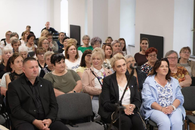 Koła Gospodyń Wiejskich z kartami wstępu do Pałacu Marianny Orańskiej