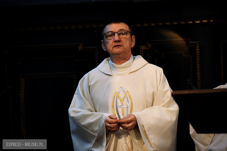 Nowy sztandar, kapsuła czasu i spotkania absolwentów. Szkoła w Henrykowie świętowała 80-lecie