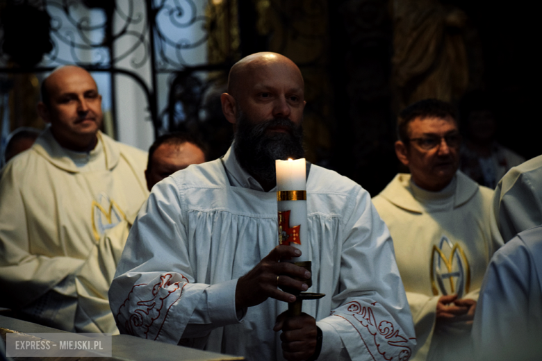 Nowy sztandar, kapsuła czasu i spotkania absolwentów. Szkoła w Henrykowie świętowała 80-lecie