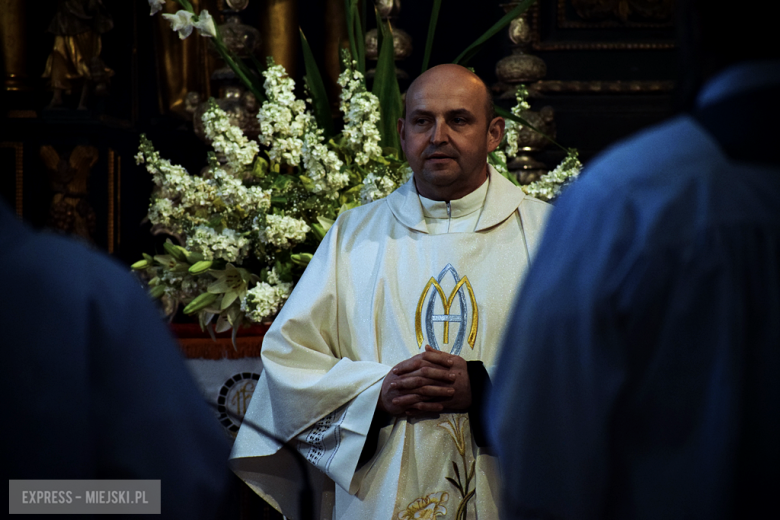Nowy sztandar, kapsuła czasu i spotkania absolwentów. Szkoła w Henrykowie świętowała 80-lecie