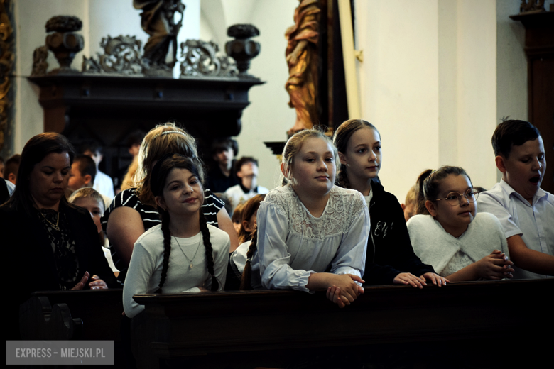 Nowy sztandar, kapsuła czasu i spotkania absolwentów. Szkoła w Henrykowie świętowała 80-lecie