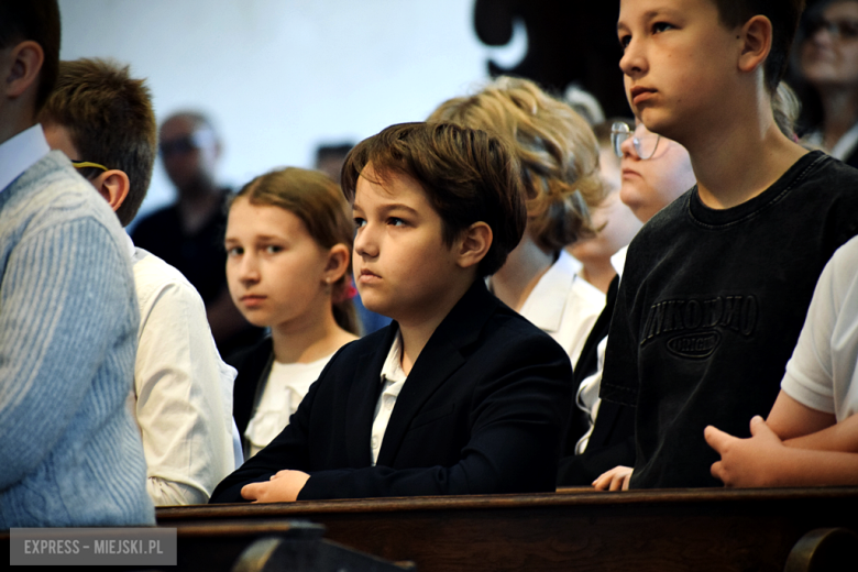 Nowy sztandar, kapsuła czasu i spotkania absolwentów. Szkoła w Henrykowie świętowała 80-lecie