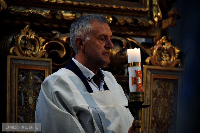 Nowy sztandar, kapsuła czasu i spotkania absolwentów. Szkoła w Henrykowie świętowała 80-lecie