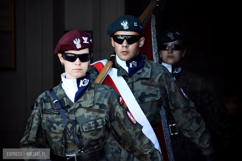 Nowy sztandar, kapsuła czasu i spotkania absolwentów. Szkoła w Henrykowie świętowała 80-lecie