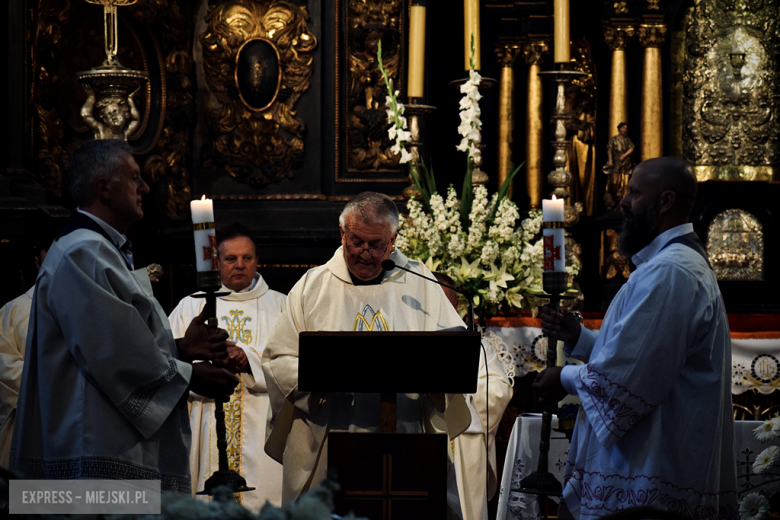 Nowy sztandar, kapsuła czasu i spotkania absolwentów. Szkoła w Henrykowie świętowała 80-lecie