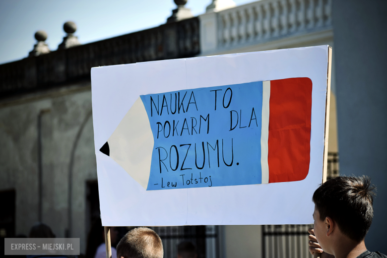 Nowy sztandar, kapsuła czasu i spotkania absolwentów. Szkoła w Henrykowie świętowała 80-lecie