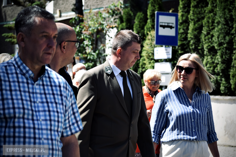 Nowy sztandar, kapsuła czasu i spotkania absolwentów. Szkoła w Henrykowie świętowała 80-lecie