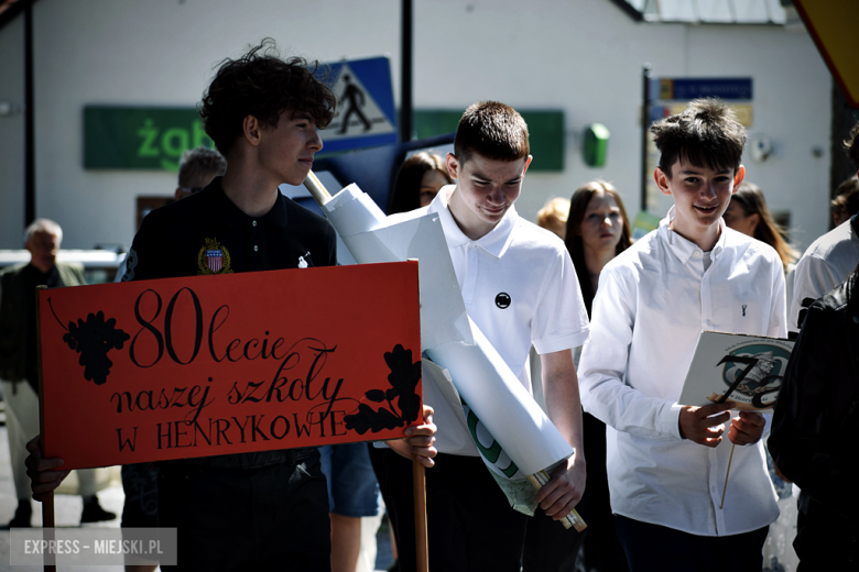 Nowy sztandar, kapsuła czasu i spotkania absolwentów. Szkoła w Henrykowie świętowała 80-lecie