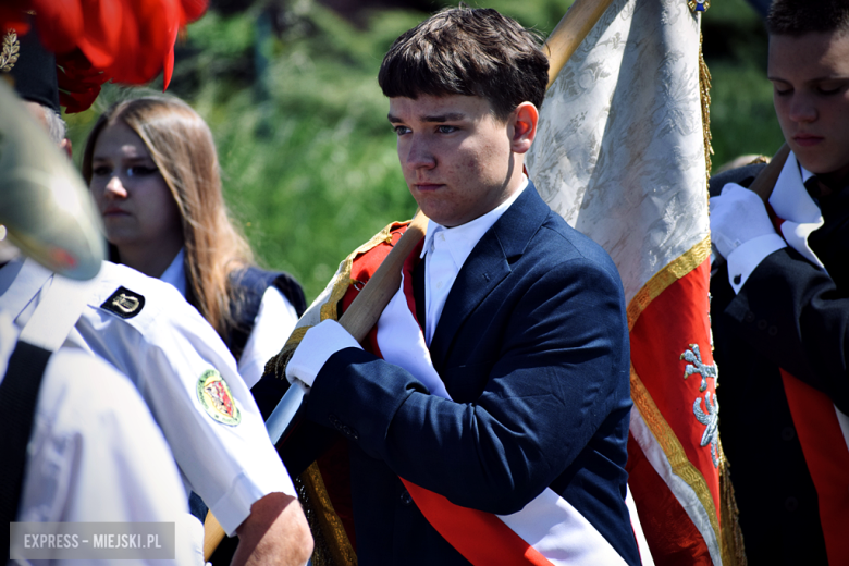 Nowy sztandar, kapsuła czasu i spotkania absolwentów. Szkoła w Henrykowie świętowała 80-lecie