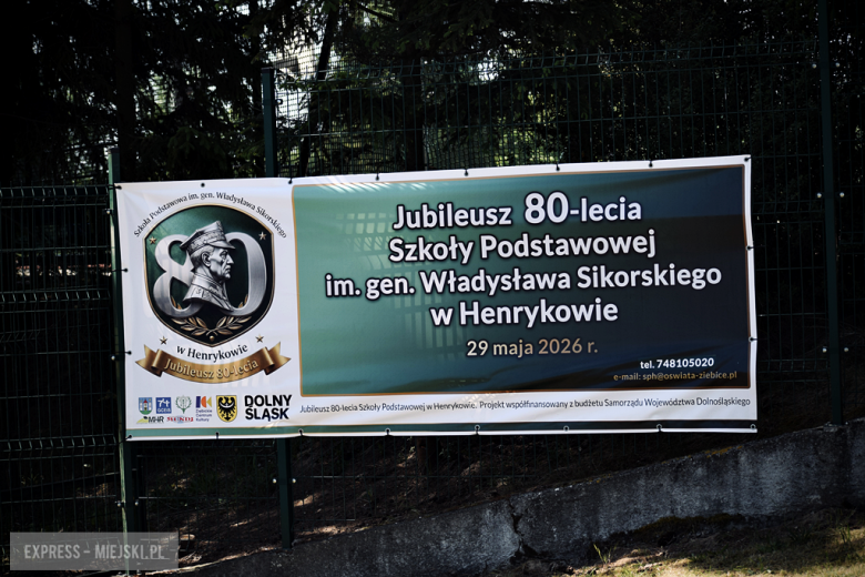 Nowy sztandar, kapsuła czasu i spotkania absolwentów. Szkoła w Henrykowie świętowała 80-lecie