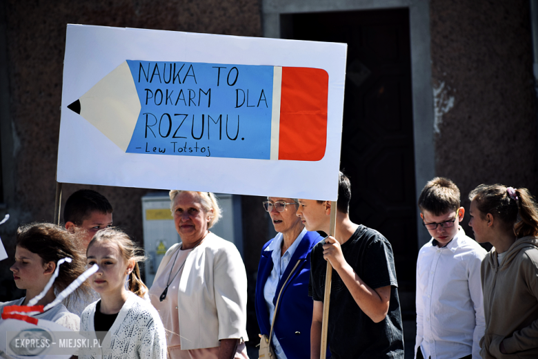 Nowy sztandar, kapsuła czasu i spotkania absolwentów. Szkoła w Henrykowie świętowała 80-lecie