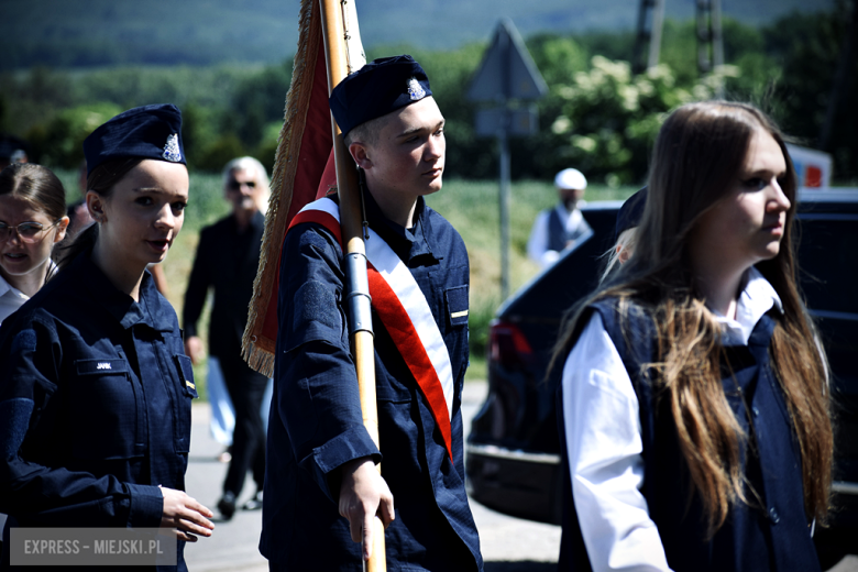 Nowy sztandar, kapsuła czasu i spotkania absolwentów. Szkoła w Henrykowie świętowała 80-lecie