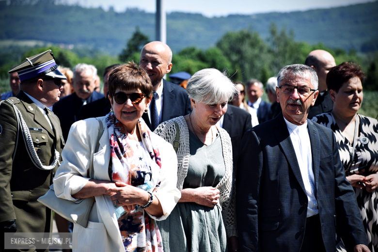 Nowy sztandar, kapsuła czasu i spotkania absolwentów. Szkoła w Henrykowie świętowała 80-lecie