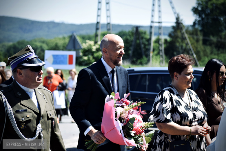 Nowy sztandar, kapsuła czasu i spotkania absolwentów. Szkoła w Henrykowie świętowała 80-lecie