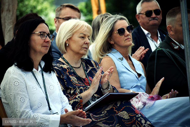 Nowy sztandar, kapsuła czasu i spotkania absolwentów. Szkoła w Henrykowie świętowała 80-lecie