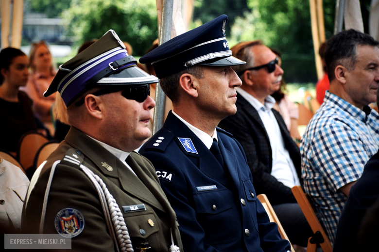 Nowy sztandar, kapsuła czasu i spotkania absolwentów. Szkoła w Henrykowie świętowała 80-lecie