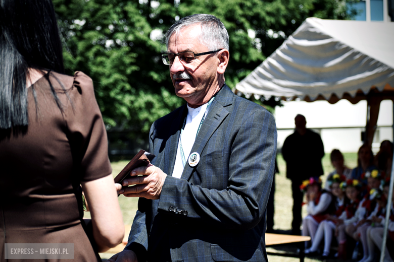 Nowy sztandar, kapsuła czasu i spotkania absolwentów. Szkoła w Henrykowie świętowała 80-lecie