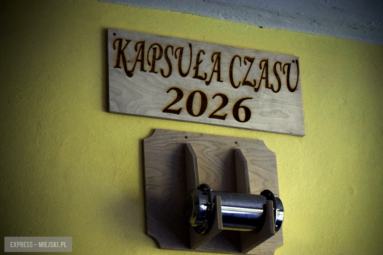 Nowy sztandar, kapsuła czasu i spotkania absolwentów. Szkoła w Henrykowie świętowała 80-lecie