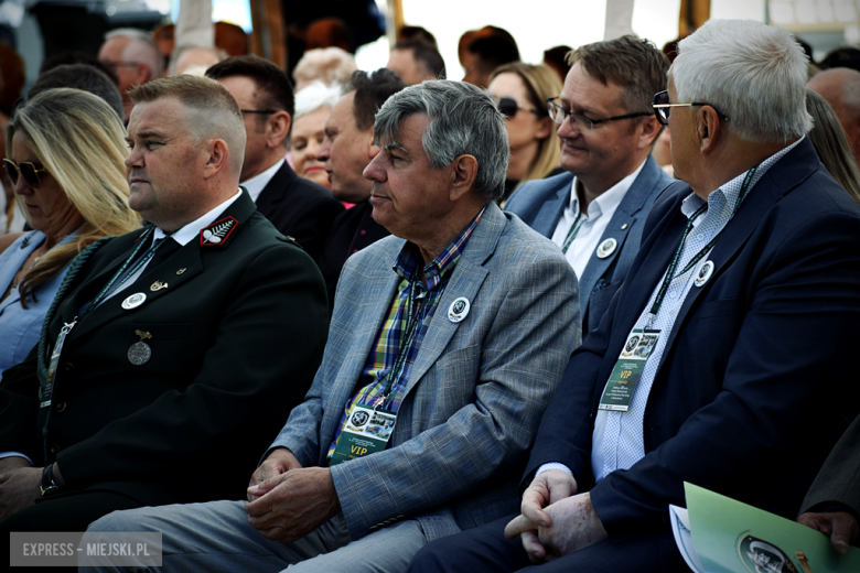 Nowy sztandar, kapsuła czasu i spotkania absolwentów. Szkoła w Henrykowie świętowała 80-lecie