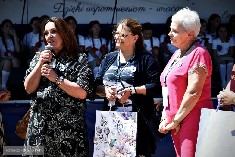 Nowy sztandar, kapsuła czasu i spotkania absolwentów. Szkoła w Henrykowie świętowała 80-lecie