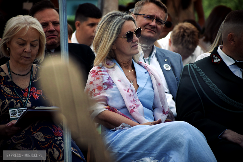 Nowy sztandar, kapsuła czasu i spotkania absolwentów. Szkoła w Henrykowie świętowała 80-lecie