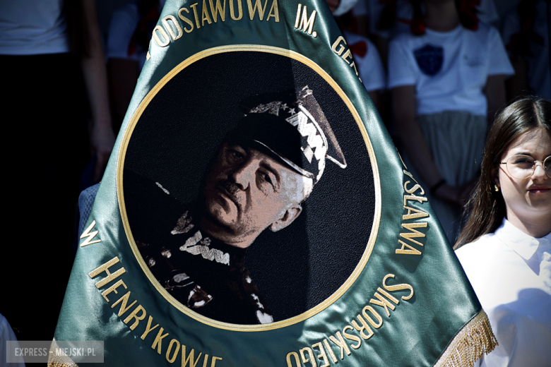 Nowy sztandar, kapsuła czasu i spotkania absolwentów. Szkoła w Henrykowie świętowała 80-lecie