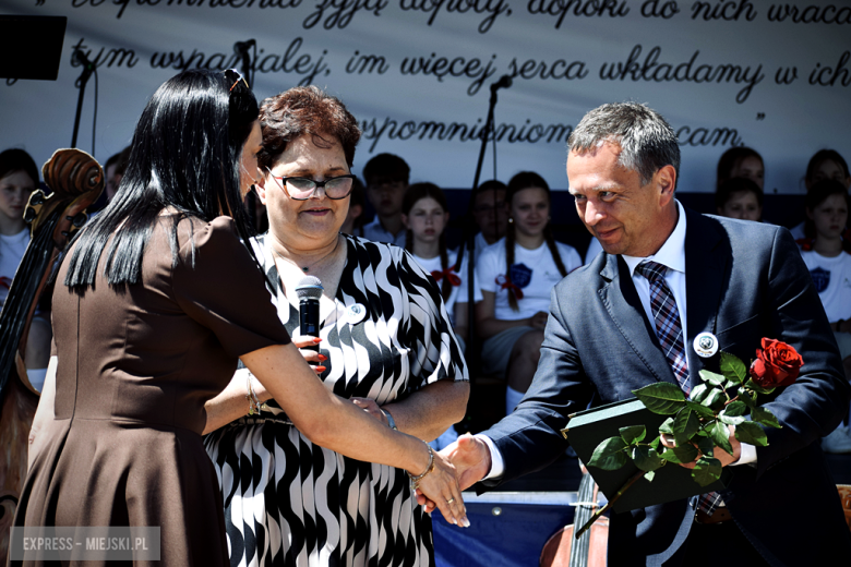 Nowy sztandar, kapsuła czasu i spotkania absolwentów. Szkoła w Henrykowie świętowała 80-lecie
