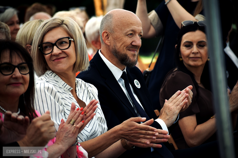 Nowy sztandar, kapsuła czasu i spotkania absolwentów. Szkoła w Henrykowie świętowała 80-lecie