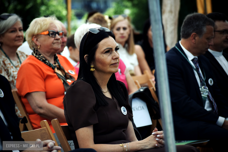 Nowy sztandar, kapsuła czasu i spotkania absolwentów. Szkoła w Henrykowie świętowała 80-lecie
