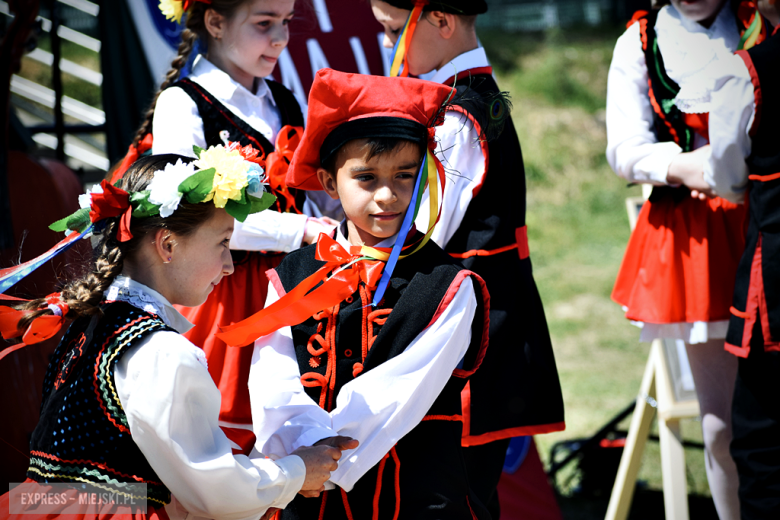 Nowy sztandar, kapsuła czasu i spotkania absolwentów. Szkoła w Henrykowie świętowała 80-lecie