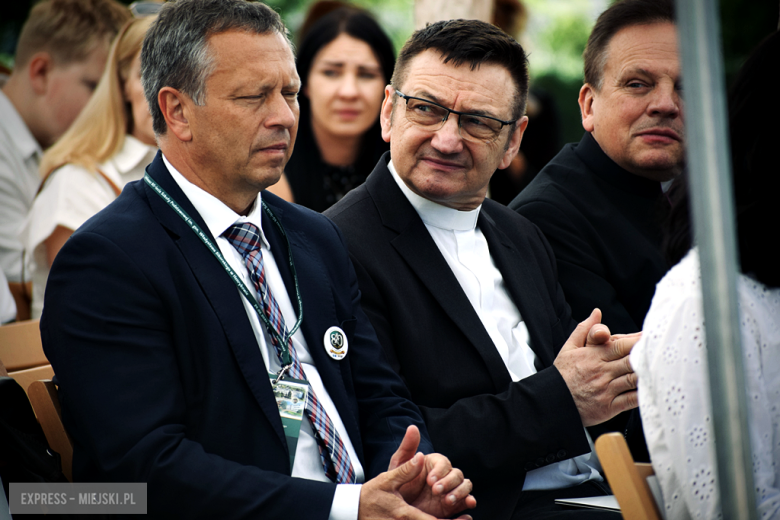 Nowy sztandar, kapsuła czasu i spotkania absolwentów. Szkoła w Henrykowie świętowała 80-lecie