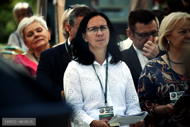 Nowy sztandar, kapsuła czasu i spotkania absolwentów. Szkoła w Henrykowie świętowała 80-lecie