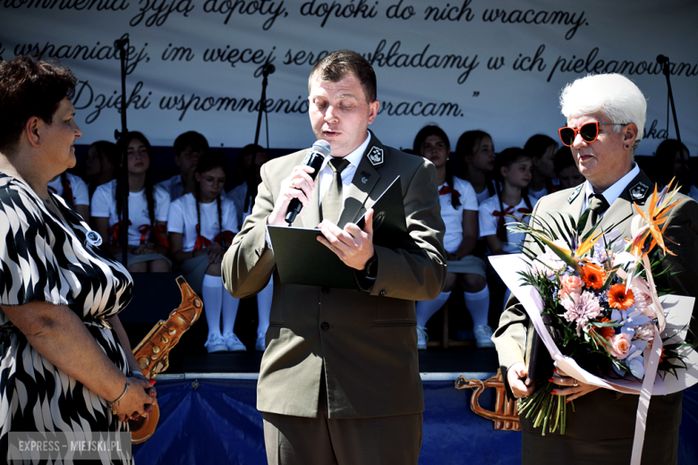 Nowy sztandar, kapsuła czasu i spotkania absolwentów. Szkoła w Henrykowie świętowała 80-lecie