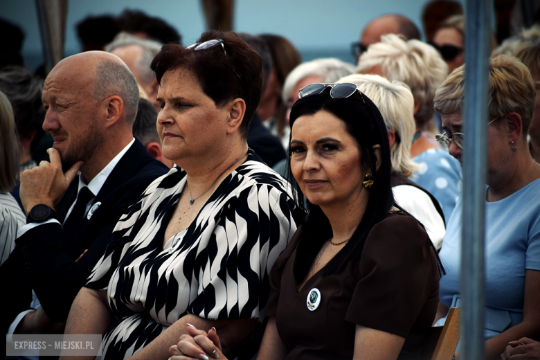 Nowy sztandar, kapsuła czasu i spotkania absolwentów. Szkoła w Henrykowie świętowała 80-lecie